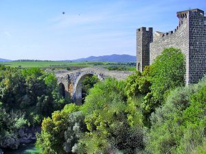 Vulci - Il Ponte del Diavolo e il Castello della Badia.