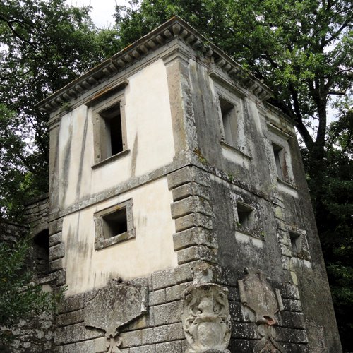 3_bomarzo_parco_dei_mostri_casina_pendente_