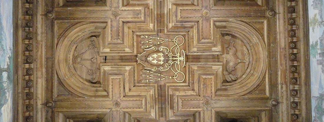 Palazzo Farnese di Caprarola. La Stanza del Torrione. Soffitto in cedro del libano, con al centro lo stemma del Gran Cardinal Alessandro e quattro emblemi di Casa Farnese (due sulla foto). Sulla destra Pegaso con significato dell'eloquenza e della poesia, con il motto tradotto dal greco "dono del giorno" in allusione della protezione del Gran Cardinale verso i letterati. Sulla sinistra tre gigli l'arcobaleno, con il motto Giglio di Giusitizia, il cui significato non è del tutto chiarito. La Stanza del torrione, detta anche la camera della torre, vide anche la tanto sofferta firma Clelia Farnese, la figlia del Gran Cardinale, della rinuncia al proprio figlio, Giuliano Pio di Savoia (7 settembre 1587). V. in Patrizia Rosini: Clelia Farnese.