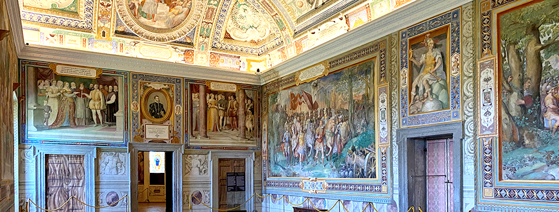 Palazzo Farnese di Caprarola. La Sala dei Fasti. Da sinistra a destra: Il matrimonio di Ottavio Farnese (fratello minore del Gran Cardinale) con Margherita d'Austria, figlia naturale dell'imperatore Carlo V. La data reale dell'evento 1538. Al centro: ritratto di Filippo II di Spagna. Sulla destra le nozze di Orazio Farnese (altro fratello del Gran Cardinale) con Diana di Valois. La data reale delle nozze 1553. Ancor più a destra, la Guerra ai Luterani.