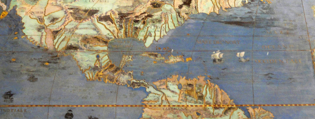 Palazzo Farnese di Caprarola. La Sala del Mappamondo. Le Americhe. Sulle mappe della Sala vengono rappresentate anche le scoperte e le esplorazioni geografiche dell'epoca. Le coordinate del planisfero, i contorni, i rilievi, vennero dipinti con l'uso dell'oro.