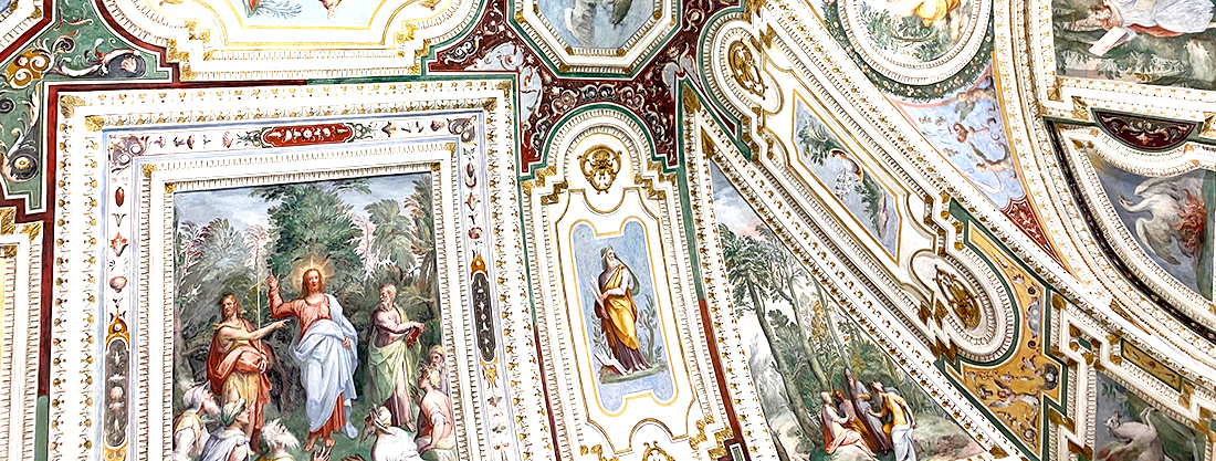 Palazzo Farnese di Caprarola. La Sala della solitudine o dei filosofi. Cristo predicante esce dal deserto, ai lati San Giovanni Battista identificabile dalla croce di verghe e San Paolo con il libro che allude ai suoi numerosi scritti. Possibile riferimento al passagio dal vizio alla virtù e all'Accademia Fiorentina dei neoplatonici. Quali? Ve lo svelerò sul posto.