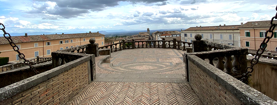 Palazzo Farnese di Caprarola. La vista che si apre dall'ingresso sul borgo.