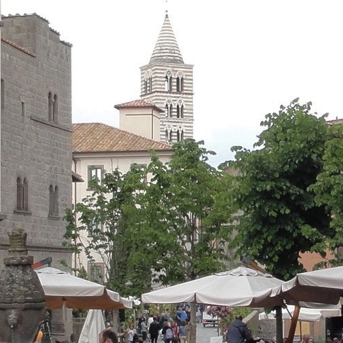 Viterbo. Piazza della Morte. Vista del campanile del Duomo.